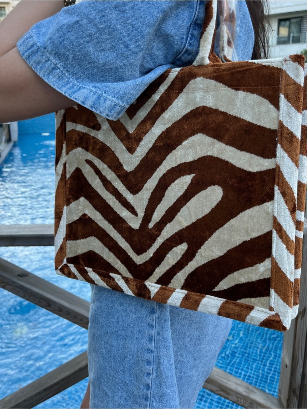 Brown & Cream Zebra-Print Tote Bag - Stylish Women's Beach Bag